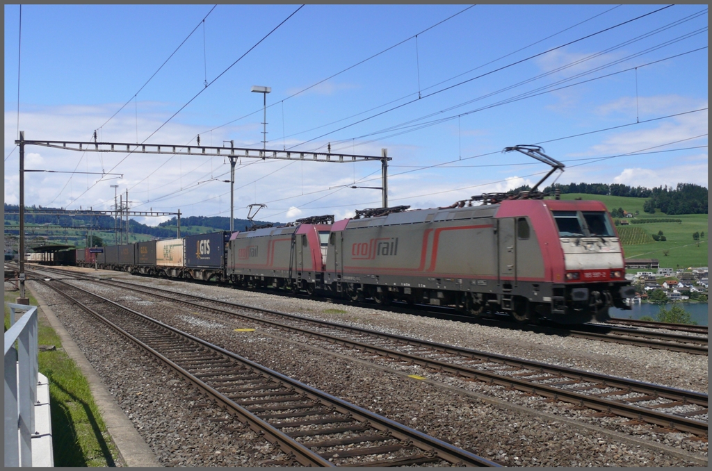 185 597-2 und eine weitere 185 der Crossrail ziehen einen Gterzug sdwrts durch Immensee. (30.07.2010)