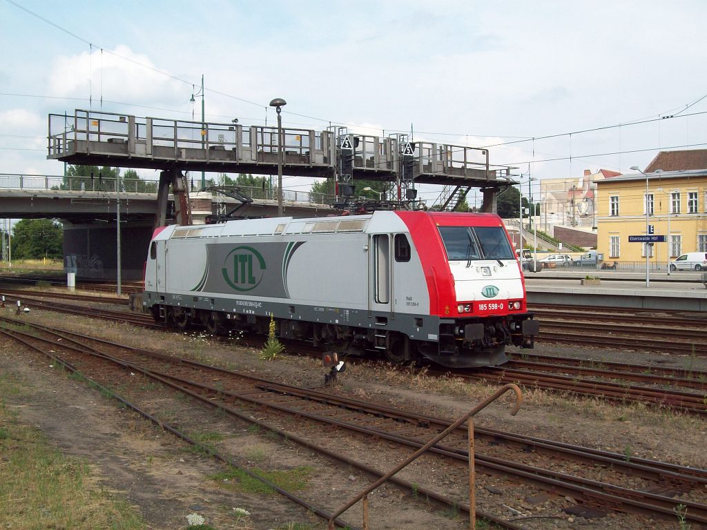 185 598-0 kommt am 17.07.2010 in den Bahnhof von Eberswalde gerollt