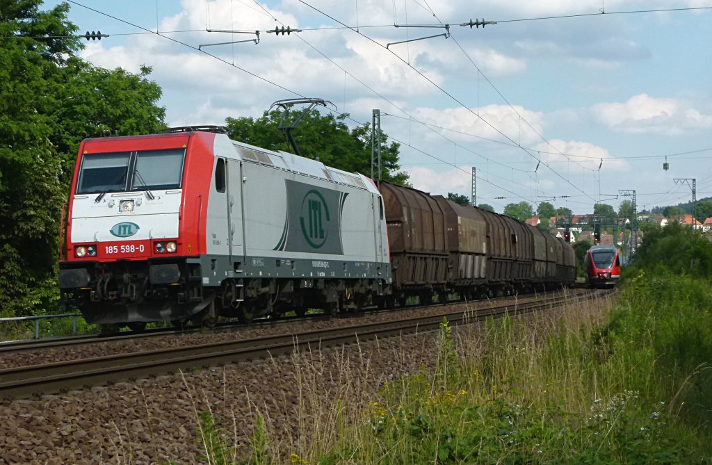 185 598-0 ist mit einem Kokszug am 26.06.2012 bei Kaiserslautern Pfaffwerk