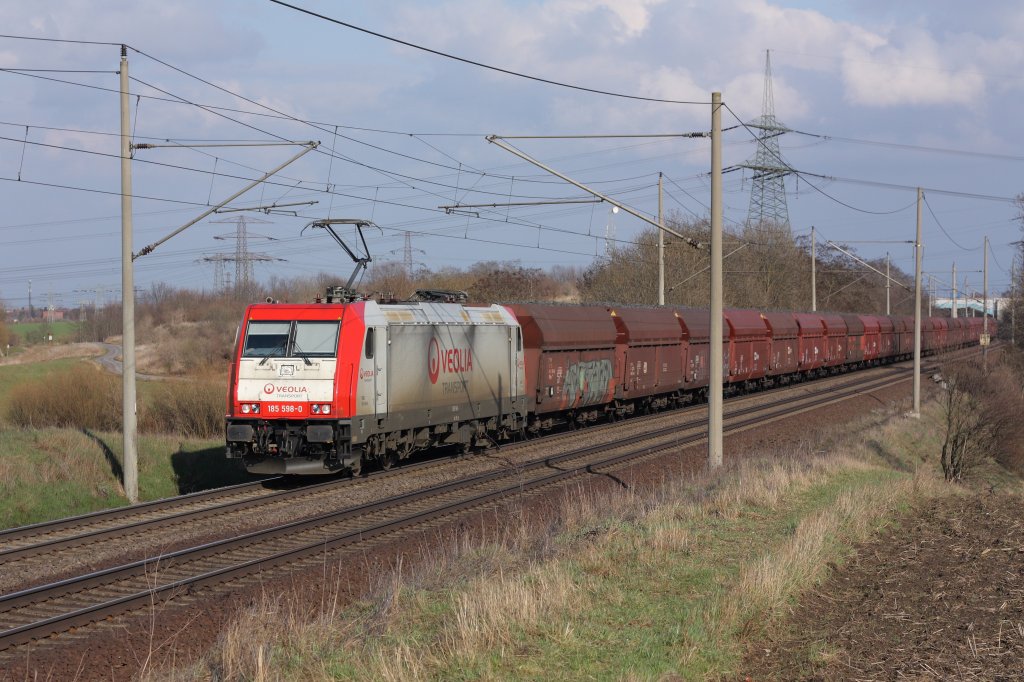 185 598-0 (Veolia) mit einem Ganzzug Kohlewagen aus Tschechien. Heute hatten wohl nur unsere �stlichen Nachbarn was zu transportieren, fast alle G�terz�ge fuhren heute mit tschechischen Wagen. Fotografiert am 28.03.2010 in Magdeburg Diesdorf. 