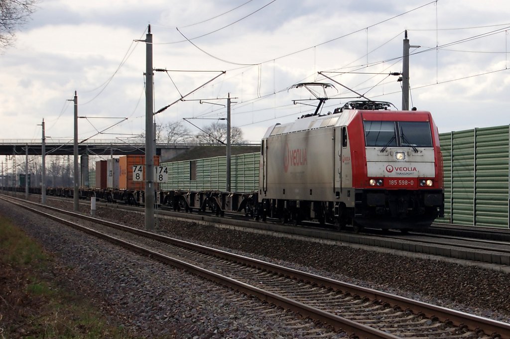 185 598-0 der Veolia mit einem Containerzug zwischen Growudicke und Rathenow. 31.03.2010 