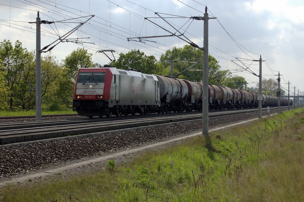 185 598-0 der Veolia mit einem Kesselzug zwischen Growudicke und Rathenow in Richtung Wustermark. 25.05.2010