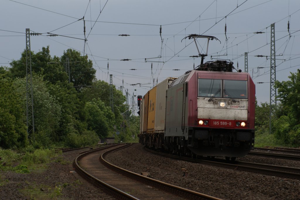 185 599-8 der Crossrail mit einem Containerzug bei der Durchfahrt durch Neuss-Norf am 30.05.10