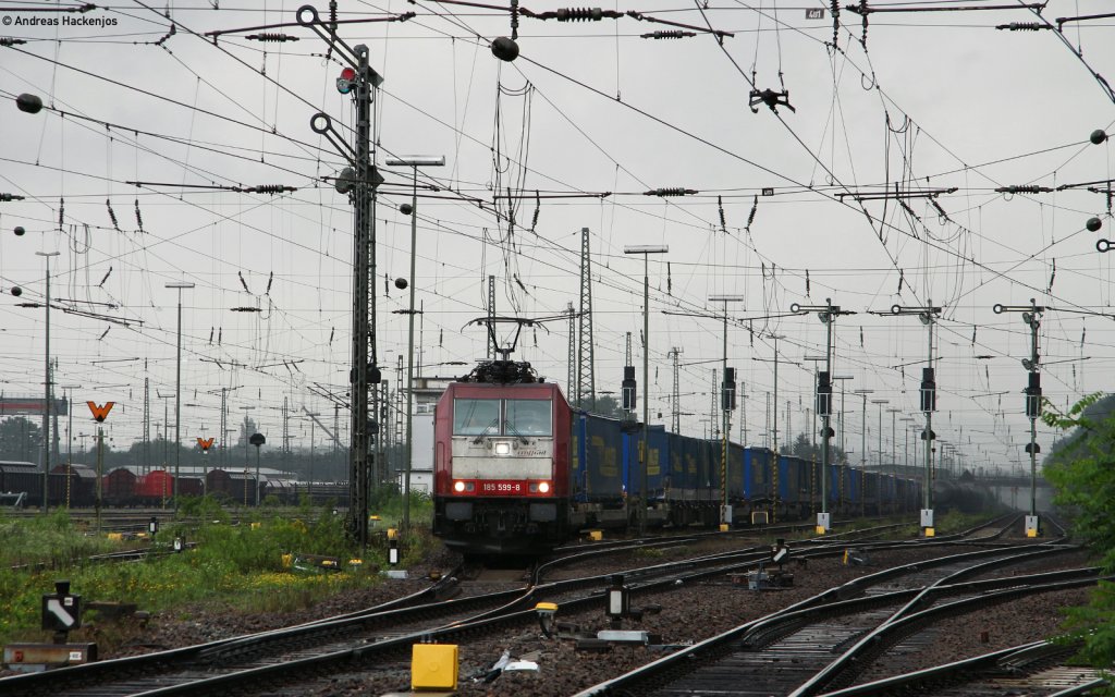 185 599-8 mit einem LKw Walter KV bei der Ausfahrt Karlsruhe Gbf 20.7.11