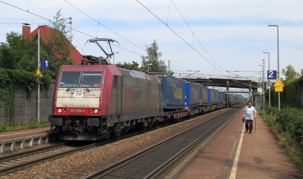 185 600-4 der CrossRail befrderte am 18.08.2011 einen LKW-Walter-Zug durch Karlsruhe Hagsfeld.