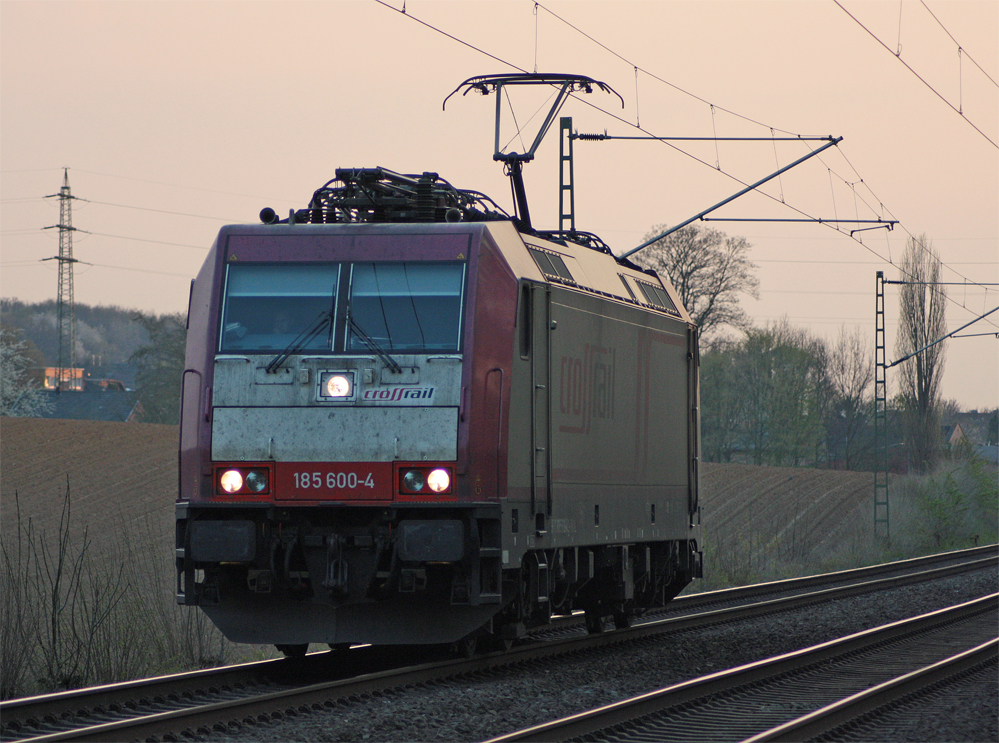 185 600 als Tfzf vmtl. nach Krefeld zwischen Geilenkirchen und Lindern an der ehem. Anrufschranke 14.4.10
