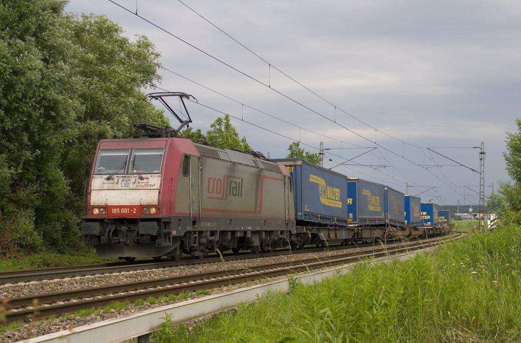 185 601-2 von Crossrail befrdert am 04.06.2012 einen Ganzzug mit LKW-Walter Aufliegern, aufgenommen zwischen Bietigheim-Bissingen und Sachsenheim.