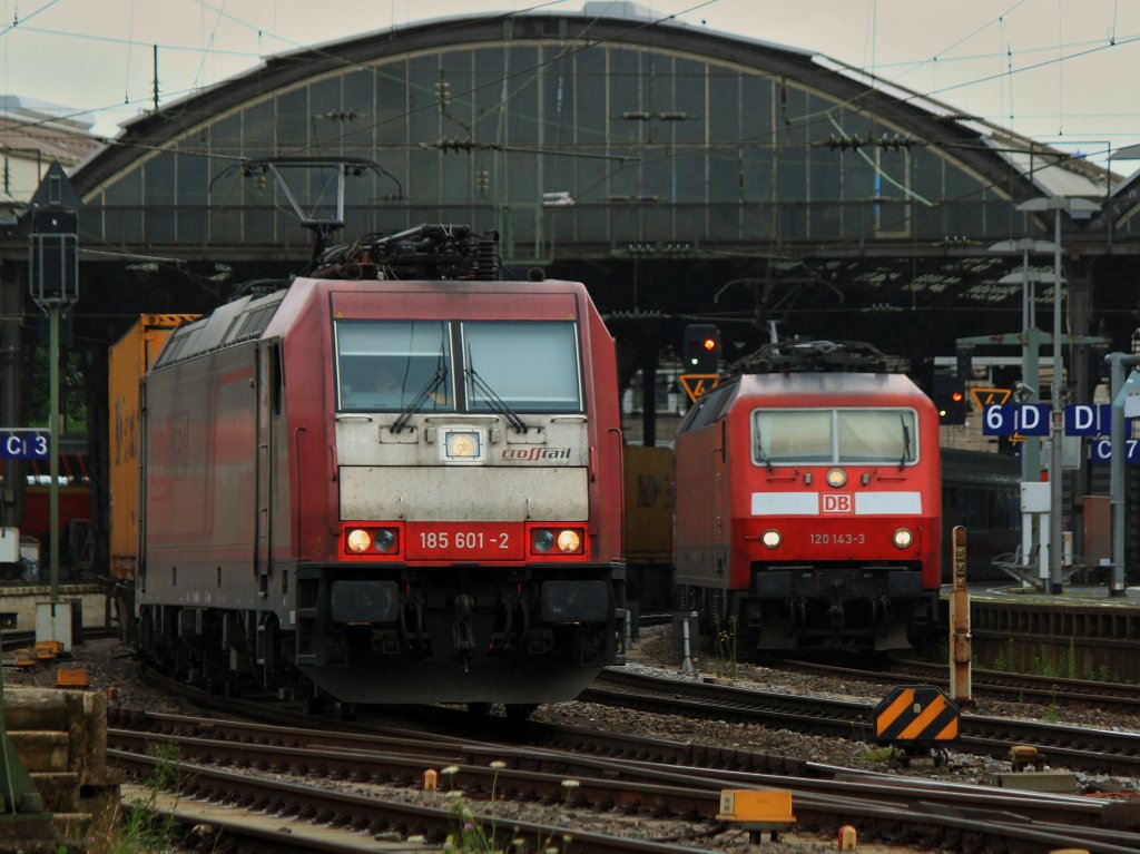 185 601-2 von Crossrail zieht am 13.07.2012 aus Richtung K�ln kommend einen Containerzug auf Gleis 4 durch den Aachener Hbf. Auf Gleis 6 steht 120 143-3 vor dem IC 1918 nach Berlin.