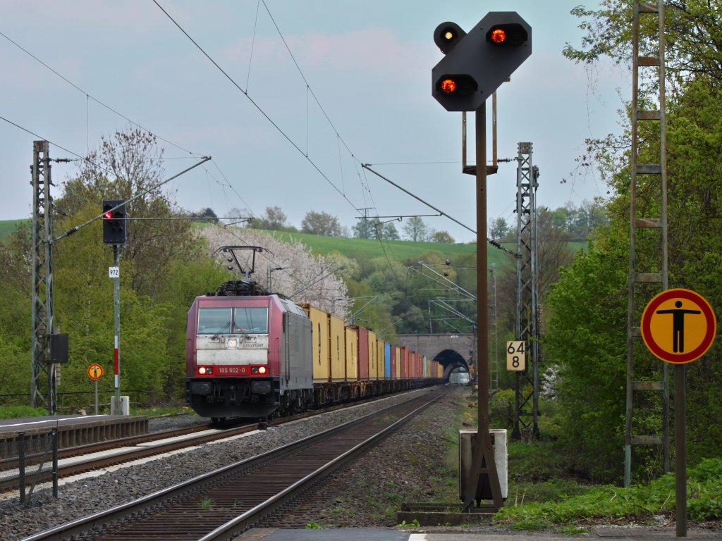 185 602-0 von Crossrail am 16.04.2011 mit einem Containerzug auf der KBS 480 bei Eilendorf auf dem Weg nach Aachen West. 