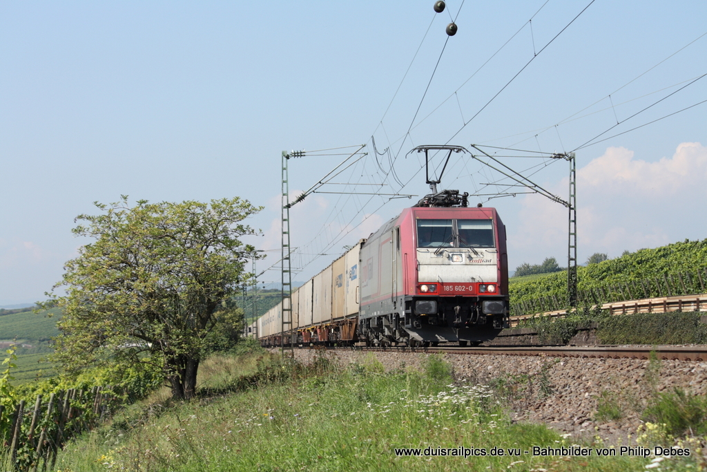 185 602-0 (Crossrail) fhrt am 3. September 2011 um 12:19 Uhr mit einem Gterzug durch Erbach (Rheingau)
