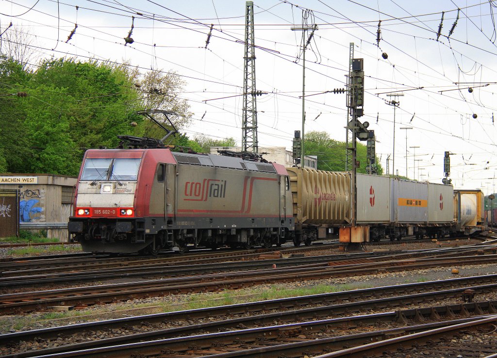 185 602-0 von Crossrail fhrt mit einem Containerzug von Aachen-West nach Italien ber Kln bei Wolken am 3.5.2012. 