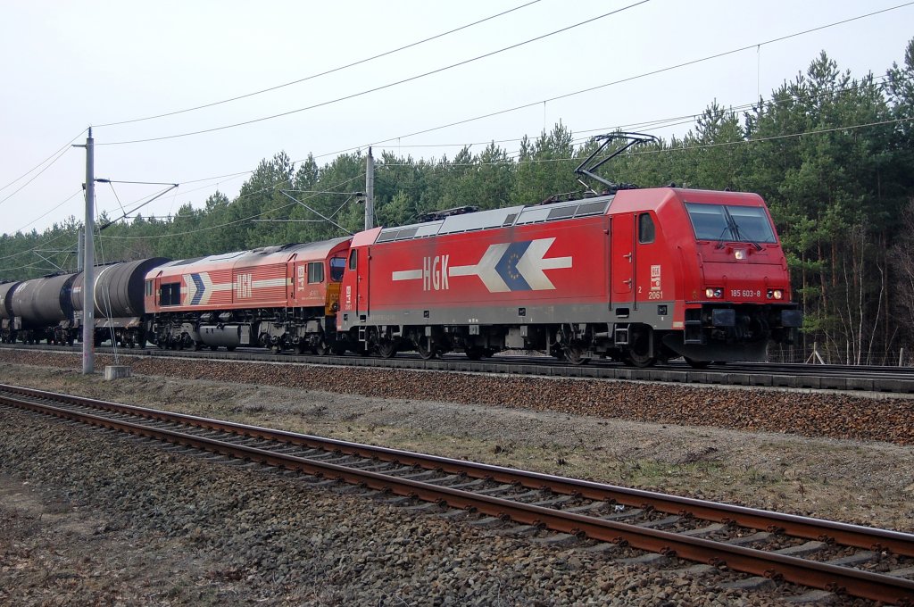185 603-8 (HGK 2061) der HGK zieht einen Kesselzug. Zwischen Rathenow und Nennhausen. Als Wagenlok eine Class 66 auf von der HGK. 24.03.2010