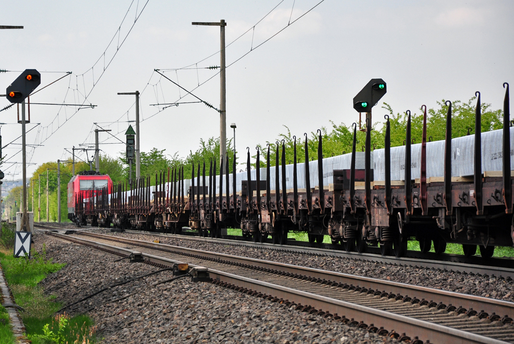 185 603-8 der HGK mit Rungenwagen bei Br�hl - 15.04.2011