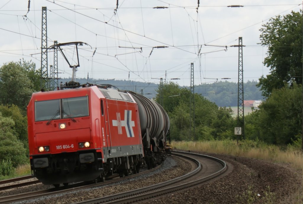 185 604-6 mit Kesselwagen bei Fulda am 14.07.2011
