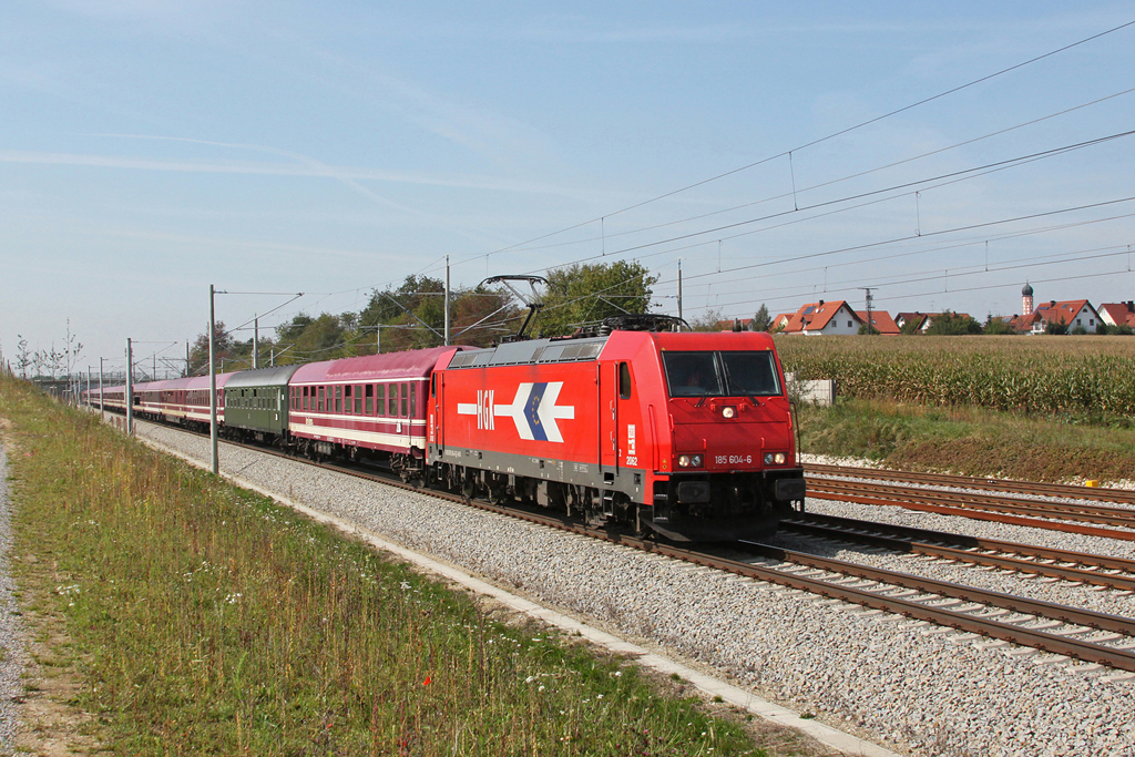 185 604 mit einem Sonderzug zur Wiesn am 24.09.2011 bei Hattenhofen.