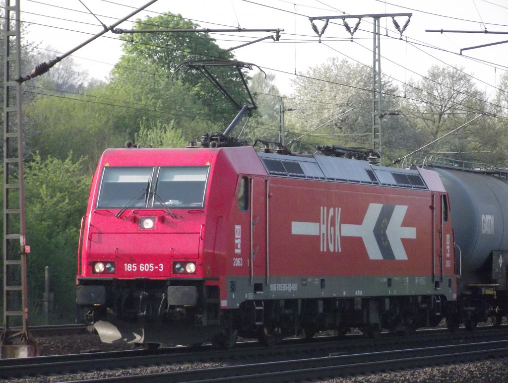 185 605-3 der HGK mit einem Kesselzug bei Fulda. (21.04.11)