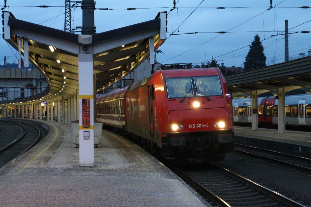 185 605-3 der HGK mit Sonderskizug aus Hamburg nach Bludenz/Mallnitz- Obervellach. Aufgenommen am 12.2.2011 am frhen Morgen in Kufstein. 