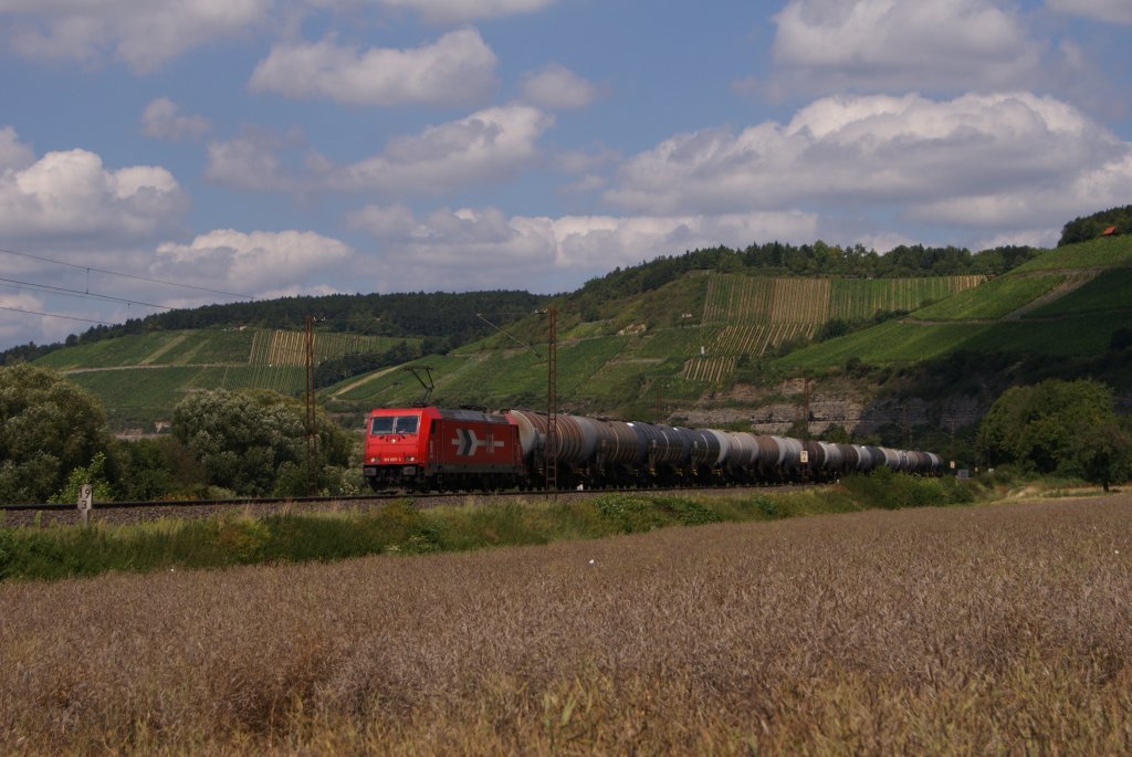 185 605-3 mit einem Kesselwagenzug in Himmelstadt am 02.08.2011