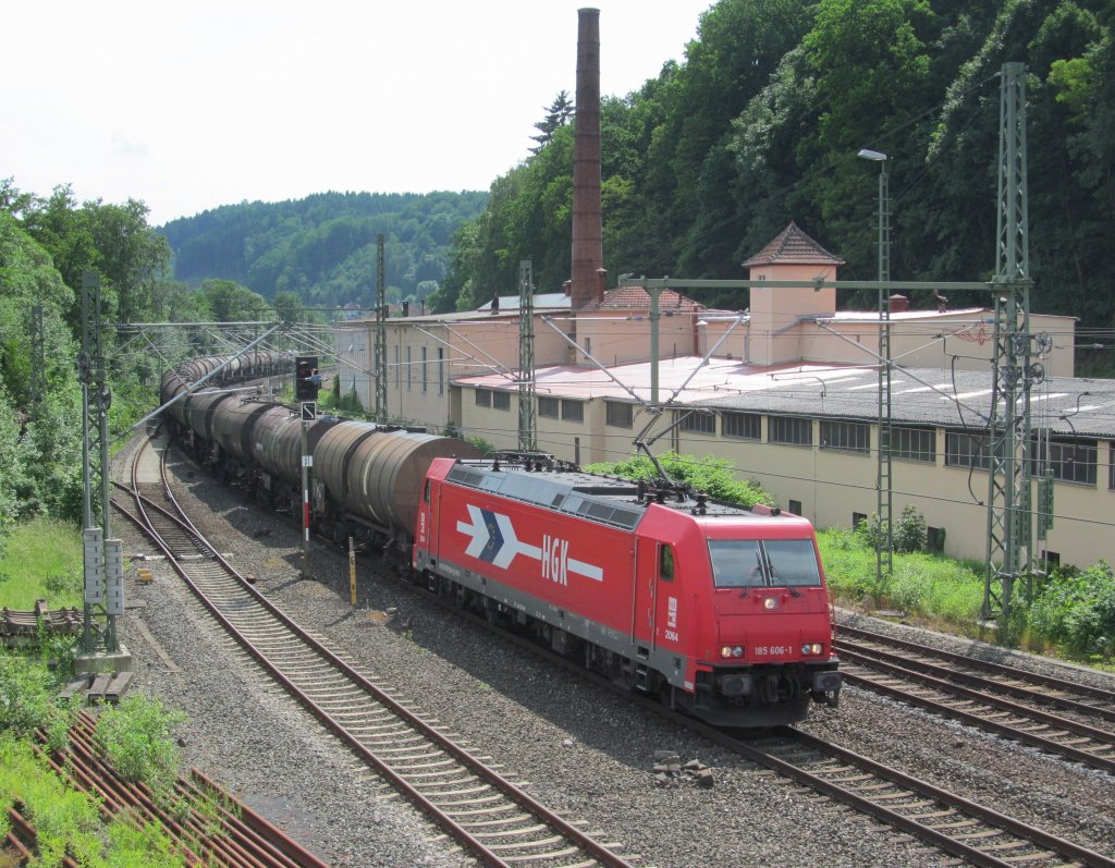 185 606-1 der HGK zieht am 12. Juni 2013 einen Kesselwagenzug durch Kronach.