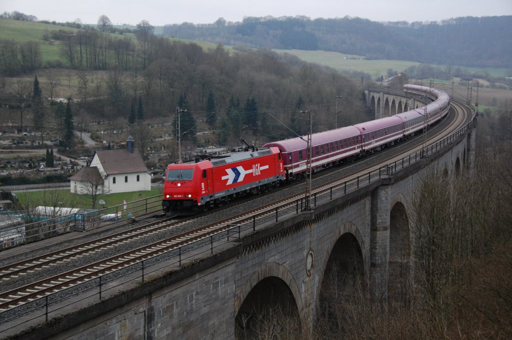 185 606-1 berquert mit Pilgerzug von Lourdes, kurz vor dem Ziel Altenbeken, den Bekeviadukt, 04.04.2012.