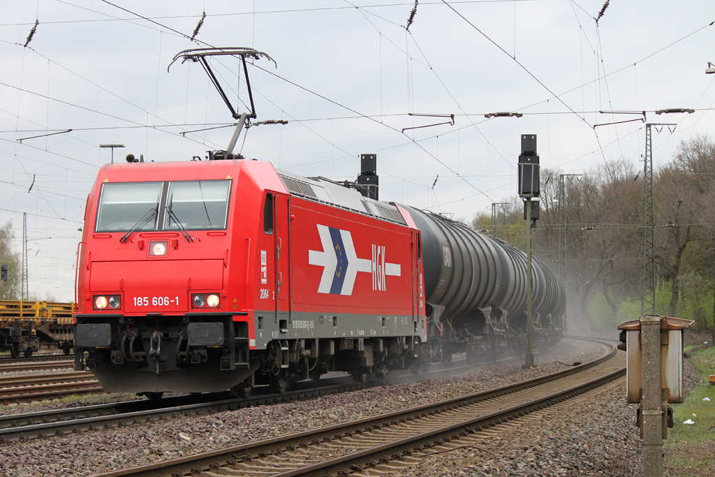 185 606 am 10.4.12 mit Kewa in Duisburg-Entenfang.