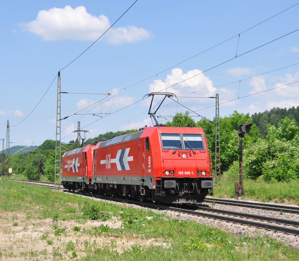 185 606 der HGK ist an der Spitze diesses kleinen Lokzuges der in Richtung Ulm unterwegs ist.Er Durchfhrt Gingen an der Fils am 28.5.2012