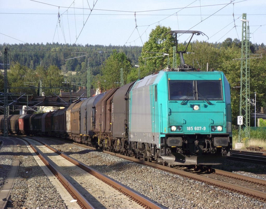 185 607-9 zieht am 16. September 2011 einen gemischten Gterzug durch Kronach.