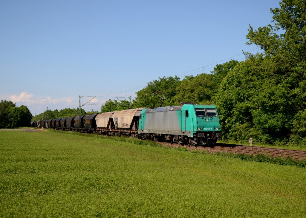 185 607 mit einem Getreidezug am 08.06.2013 bei Feldmoching.