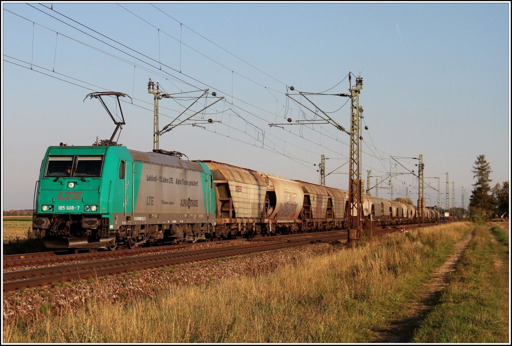 185 608  Alpha Trains & LTE  mit einem Getreidezug aus Passau auf dem Weg nach Nrnberg. (04.10.2011, Mangolding)