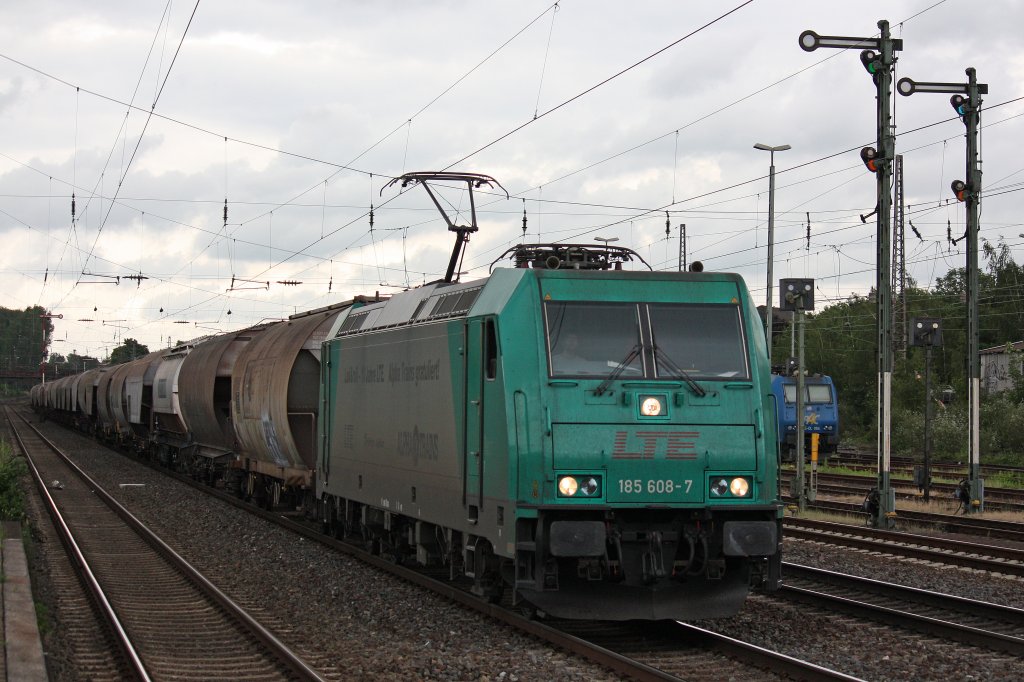 185 608 am 16.6.12 mit einem Getreidezug in D�sseldorf-Rath.
