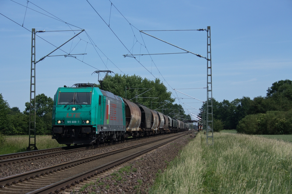 185 608 im Einsatz fr LTE Hungaria zieht bei Bremen Mahndorf einen Getreidezug in Richtung Brake (Unterweser). Aufgenommen am 02.06.11