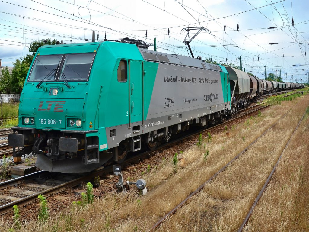 185 608 erreicht mit einem Getreidezug aus Ri Budapest kommend Hegyeshalom.