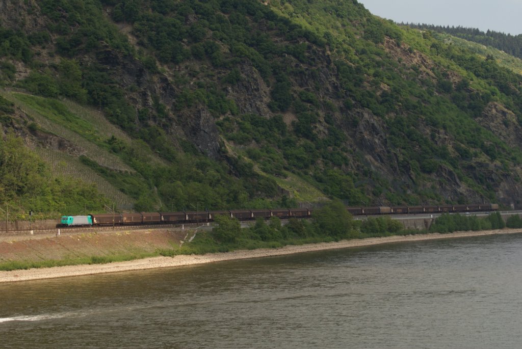 185 609-5 mit einem Schiebewandzug in Oberwesel am 1. Mai 2011
