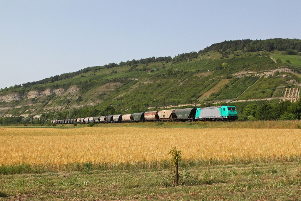 185 609 mit einem Getreidezug am 30.06.2012 im Maintal bei Th�ngersheim.