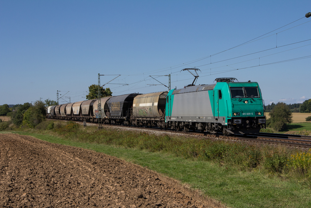 185 609 war am 8.9.2012 mit einem Gedreidezug in der N�he des Haltepunktes Mausheim auf der KBS 880 Richtung S�den unterwegs.