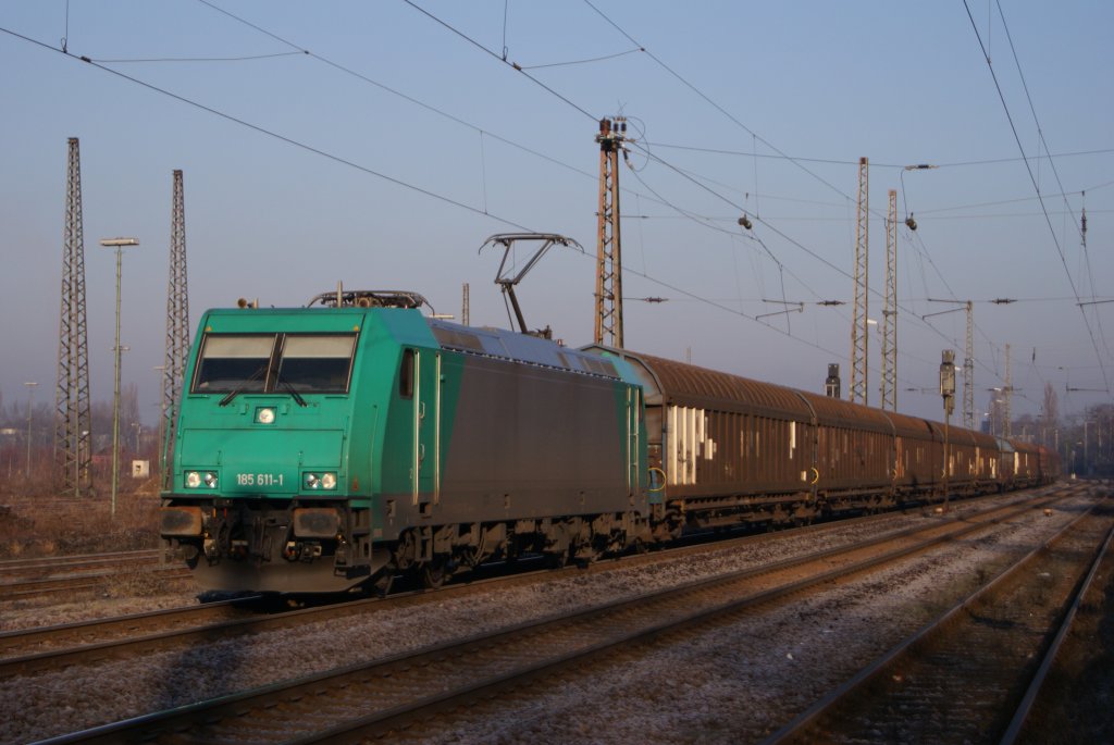 185 611-1 mit einem gemischten Gterzug in Duisburg-Bissingheim am 29.01.2011