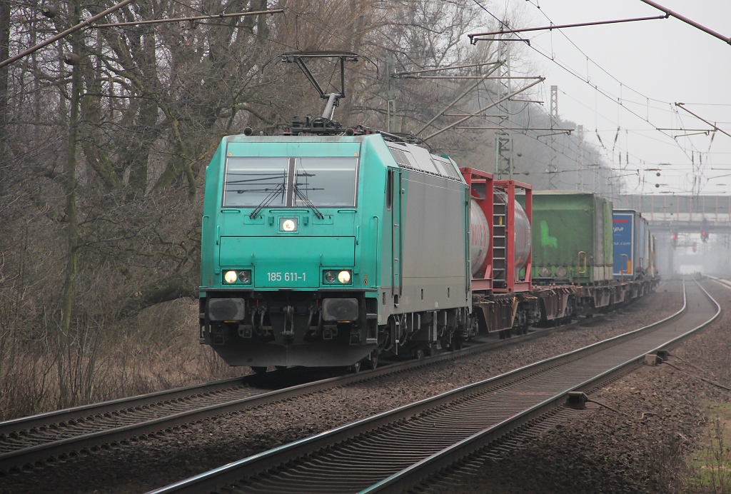 185 611-1 mit KLV in Fahrtrichtung Seelze. Aufgenommen am 17.03.2012 in Dedensen-Gmmer.