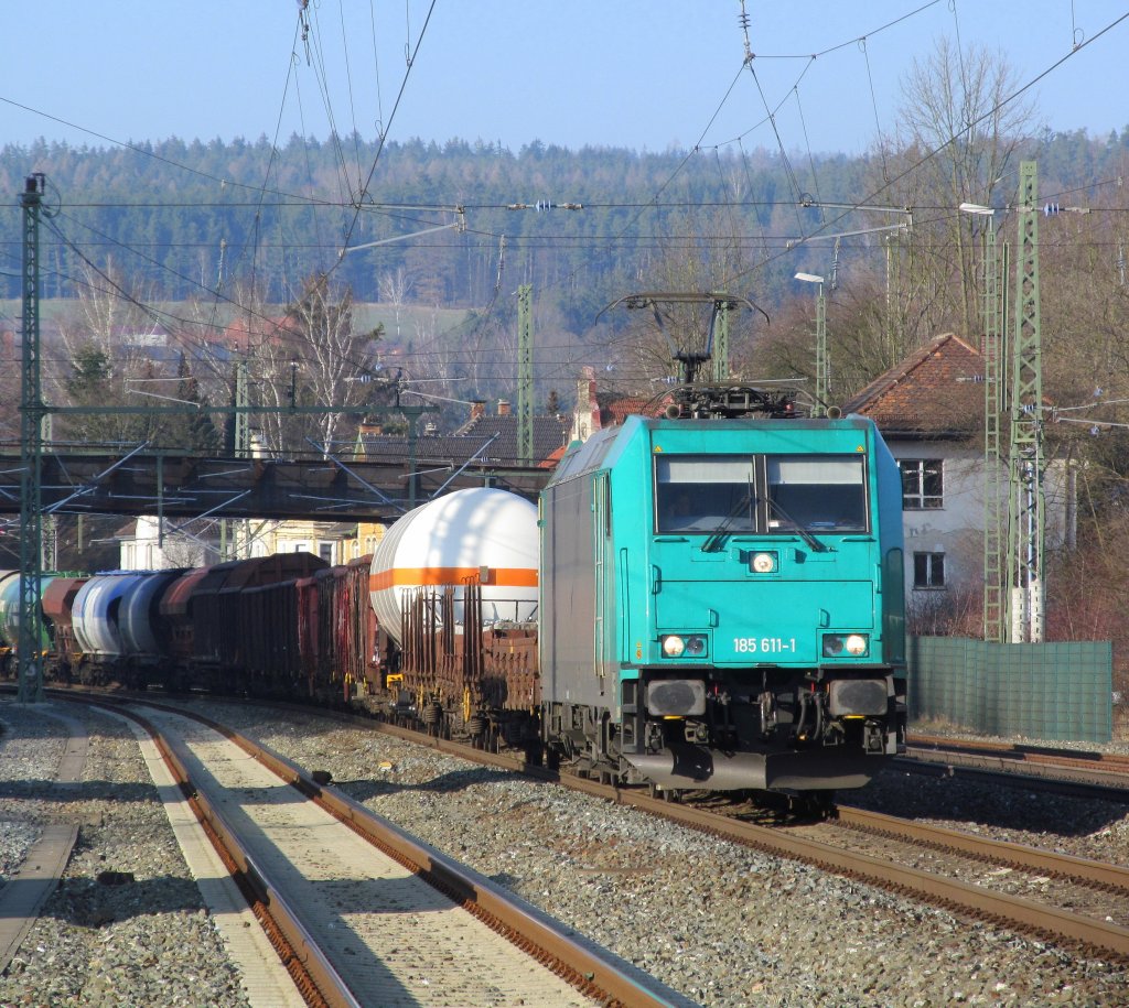 185 611-1 zieht am 15. Mrz 2012 einen gemsichten Gterzug durch Kronach.