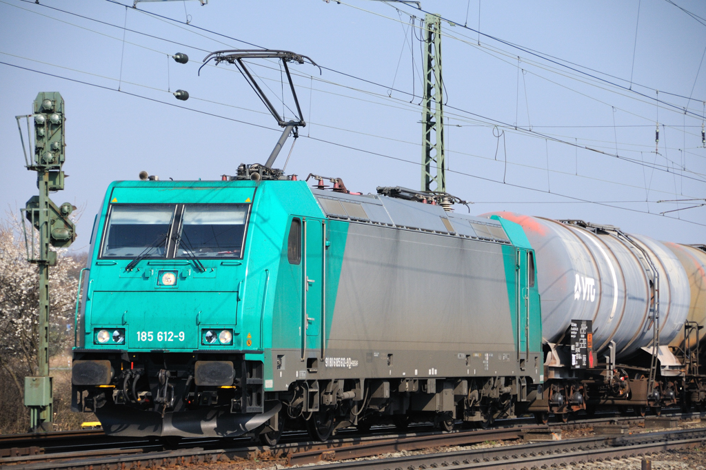 185 612-9 mit einem Kesselwagenzug kurz vor der Durchfahrt von Bickenbach an der Bergstrasse. (23. M�rz 2011)