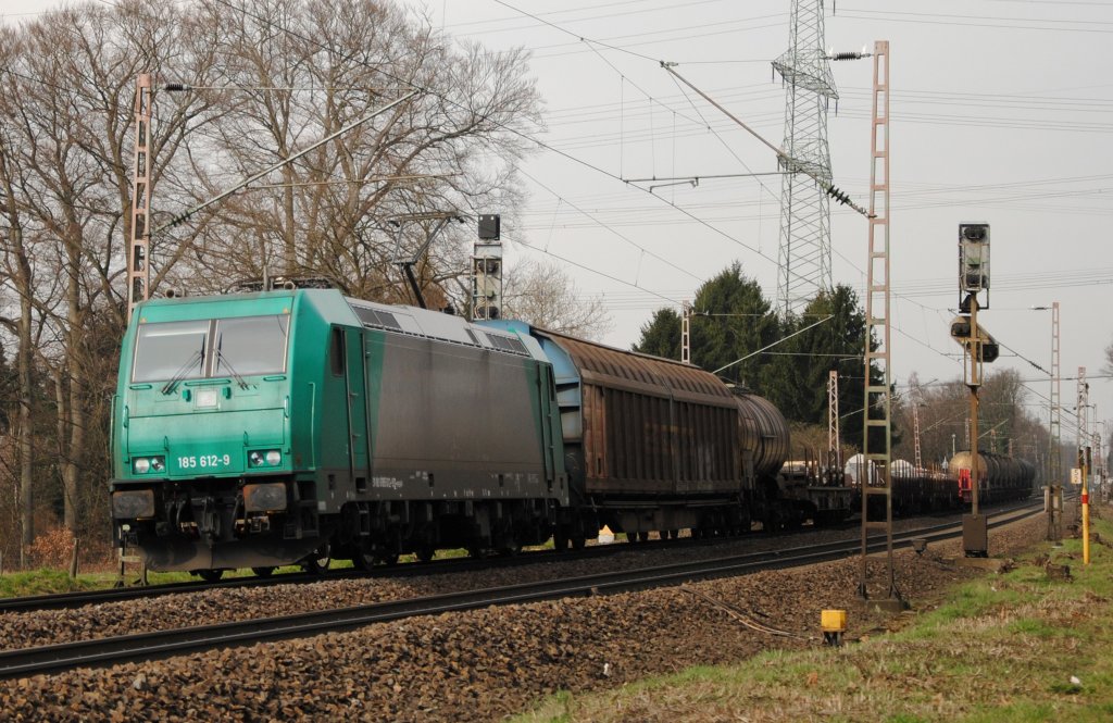 185 612 mit einem Gterzug in Solingen am 12.03.2011 