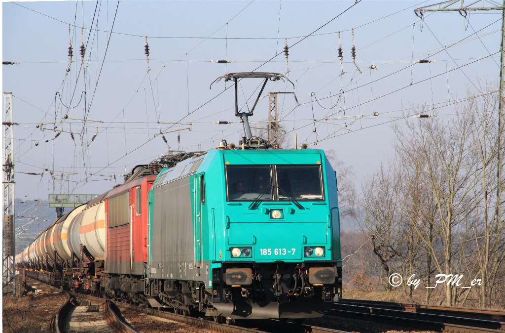 185 613-7 und 155 020-1 als Wagenlok fuhren am 28.2.2011 durch Saarmund in Richtung Osten