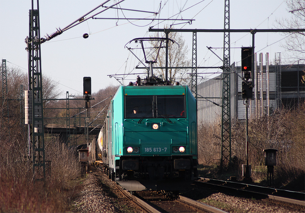 185 613-7 fhrt im Auftrag der DB Schenker mit einem Gterzug Richtung Koblenz durch Bonn-Oberkassel, 19.3.11