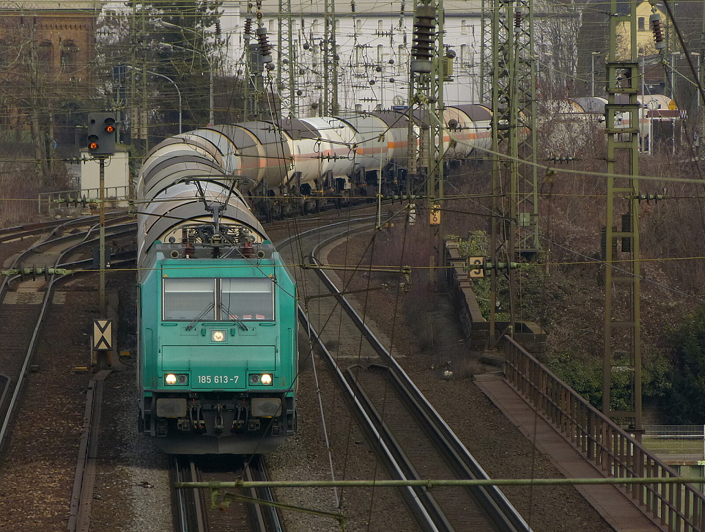 185 613-7 hat mit einem Kesselwagenzug den Bahnhof Koblenz-Ltzel durchfahren und befhrt nun die Moselbrcke.20.2.12