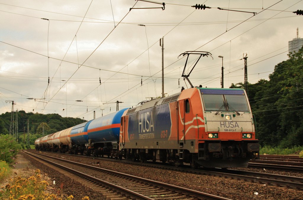 185 613-7  HUSA  mit Kesselwagenzug in Kln West am 10.07.13.