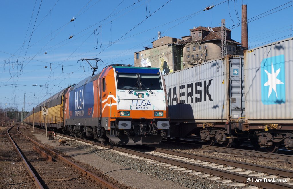 185 613-7 HUSA passiert am 24.03.13 mit einem ARS Autozug aus Bremerhaven den alten Getreidespeicher in Verden/Aller auf dem Weg Richtung Hannover.