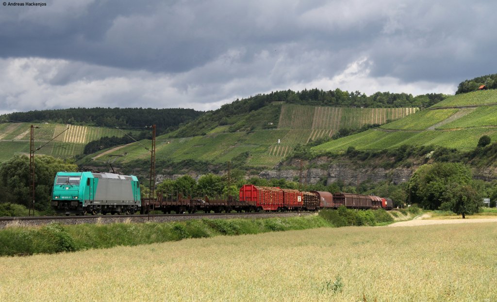 185 613-7 mit einem gemischten Gterzug bei Himmelstadt 23.6.11