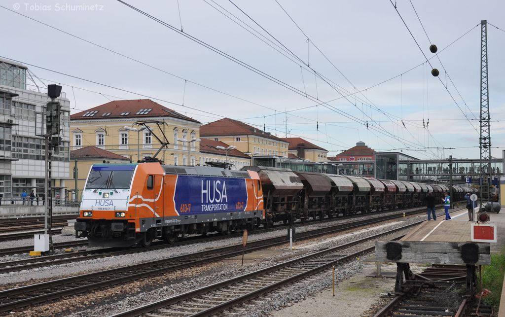 185 613 (91 80 6185 613-7 D-BTK) mit Sch�ttgutwagenzug am 14.10.2012 in Regensburg