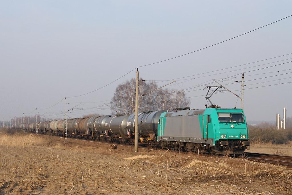 185 613 mit Kesselwagenzug bei Angerm�nde 28.02.2011