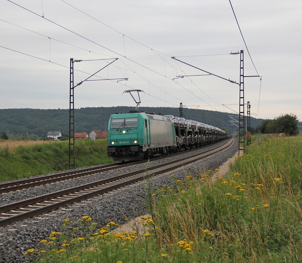 185 614-5 mit Autotransportzug in Fahrtrichtung Norden. Aufgenommen am 15.07.2011 zwischen Ludwigsau-Friedlos und Mecklar.