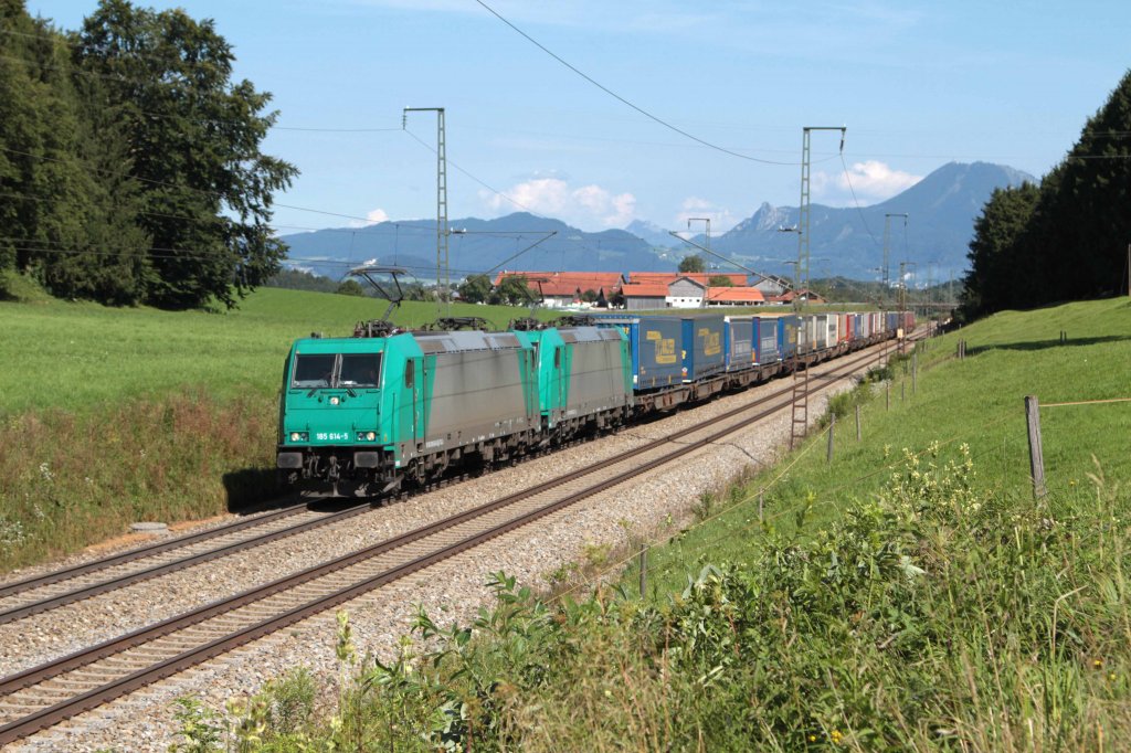 185 614-5 im Tandem mit G�terzug Richtung Rosenheim, aufgenommen am 12.08.2012 bei Stra�